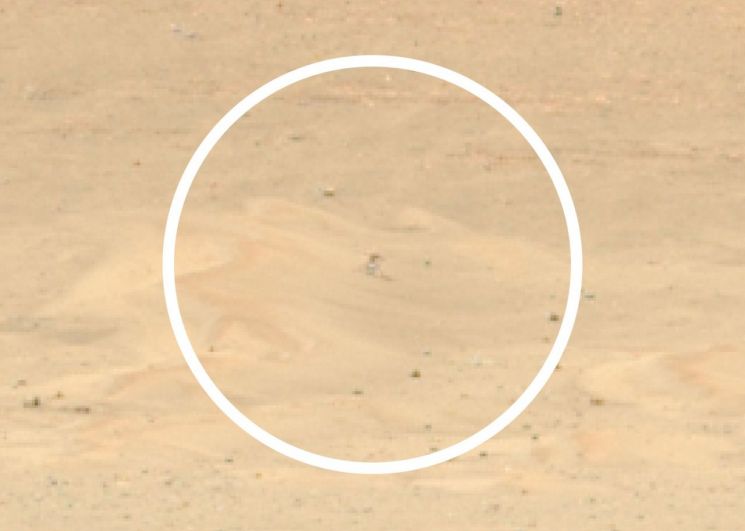 화성 로버 퍼서비어런스가 최근 세 번째로포착한 인저뉴어티 화성 헬기의 모습. [사진출처=NASA]
