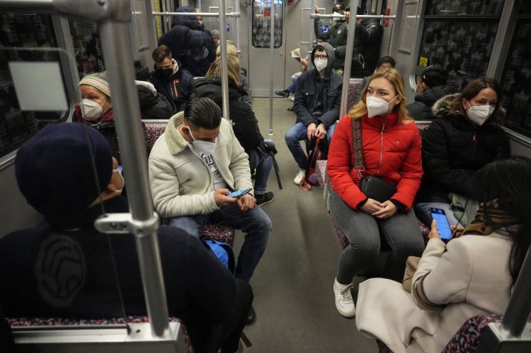 독일 베를린 지하철 내에서 마스크를 착용한 시민들의 모습. [사진출처=AP 연합뉴스]