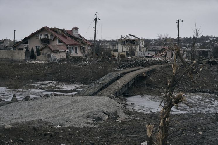 12일(현지시간) 러시아와 우크라이나 격전으로 우크라이나 동부 바흐무트의 주택가가 파괴된 모습. [사진출처=AP연합뉴스]