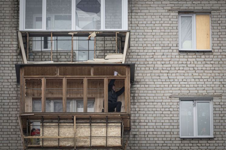 부서진 창문 고치는 우크라이나 키이우 시민. [이미지출처=연합뉴스]