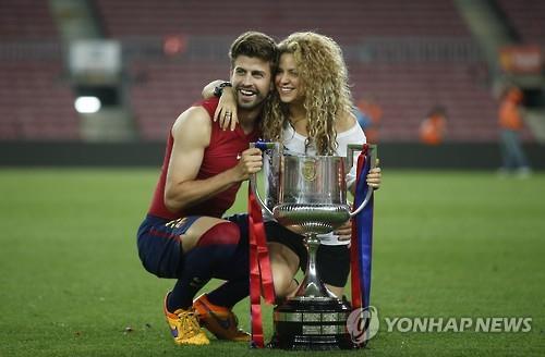 2015년 5월 FC 바르셀로나가 스페인 국왕컵 우승을 결정지은 직후 함께 축하하는 제라르 피케와 샤키라. [사진출처=EPA 연합뉴스]
