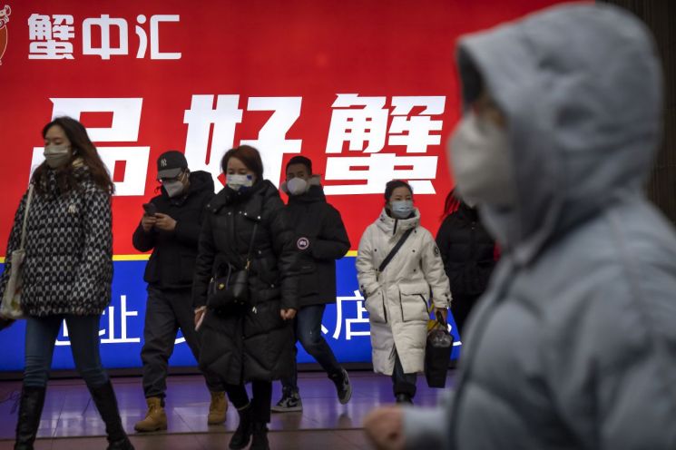 마스크를 쓴 시민들이 베이징 중심업무지구 지하철역에서 나오고 있다. [이미지출처=연합뉴스]