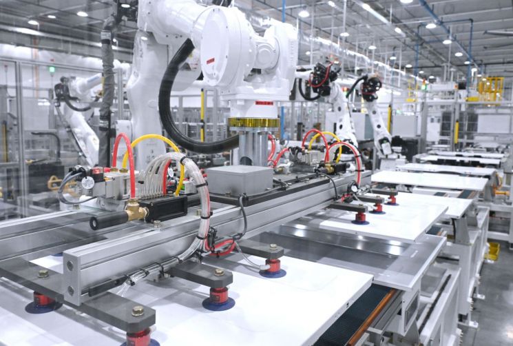 Robot arm operating at LG Electronics' Tennessee factory / Photo by LG Electronics
