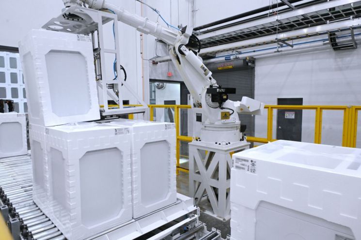 LG전자 테네시공장에서 완성한 건조기를 보관 장소로 옮기고자 로봇이 제품을 쌓고 있다. / [사진제공=LG전자]