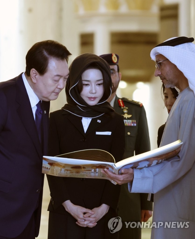尹, UAE 그랜드 모스크 방문… "위대한 인류문화의 유산"