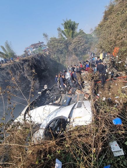 72명을 태운 네팔 예티 항공 소속 ATR72기가 네팔 서부 포카라에서 추락한 뒤 15일(현지시간) 구조요원들이 사고 현장을 수색하고 있다. [이미지출처=연합뉴스]