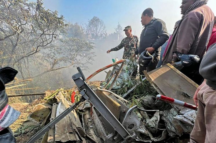 15일(현지시간) 예티 항공과 네팔 당국에 따르면 72명의 승객을 태운 네팔 예티 항공 소속 ATR72기가 추락했다. 해당 항공기 탑승 명단에는 한국인 2명도 있는 것을 전해졌다. 사진은 이날 추락한 항공기 잔해가 남아있는 네팔 포카라에서 구조요원들이 모여 있는 모습. [이미지출처=AFP연합뉴스]