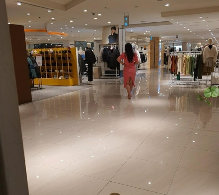 서울의 한 백화점에서 제품에 불만을 가진 손님이 난동을 부려 논란이다. [사진출처=보배드림]