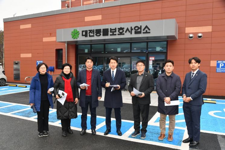 진주시의회 의원들이 대전 동물 보호 사업소 방문한 단체 사진.