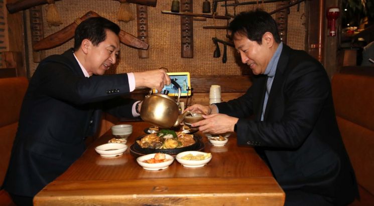 국민의힘 당권 주자인 김기현 의원(왼쪽)이 15일 오후 서울시내 한 식당에서 회동을 하고 있다. [이미지출처=연합뉴스]