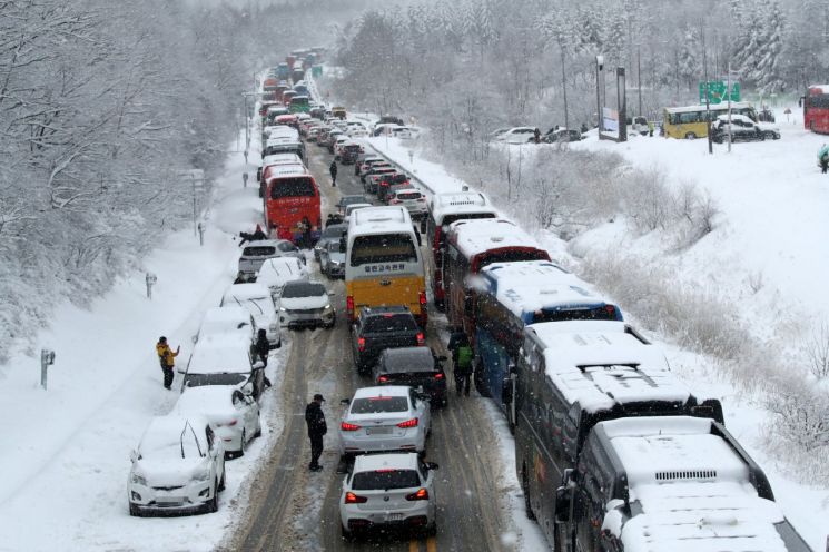 15일 많은 눈이 내린 강원 평창군 옛 영동고속도로 대관령 구간 도로에서 차량들이 뒤엉켜 있다. [사진출처=연합뉴스]