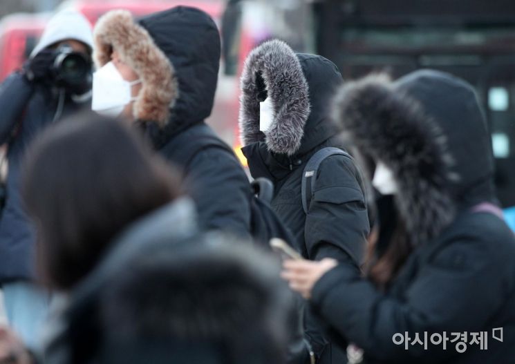 서울 아침 최저기온이 영하 8도를 기록하는 등 한파가 찾아온 지난 16일 서울 광화문 거리에서 시민들이 출근길 발걸음을 재촉하고 있다. 사진=김현민 기자 kimhyun81@