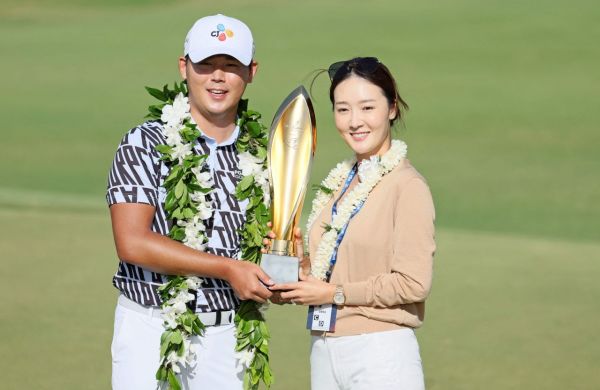 김시우가 소니오픈 우승 직후 아내 오지현과 트로피를 들고 기념 촬영을 하고 있다. 하와이=AFP·연합뉴스