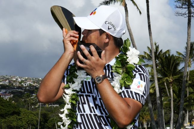 김시우가 소니오픈에서 역전 우승 직후 트로피를 들고 입맞춤을 하고 있다. 하와이=AP·연합뉴스