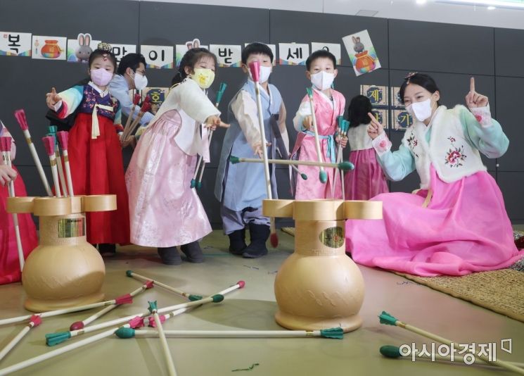 설을 앞두고 16일 서울 양재동 하나로마트를 견학온 인근 어린이집 어린이들이 마트에서 준비해 놓은 민속놀이 공간에서 '투호'를 하고 있다. 사진=허영한 기자 younghan@