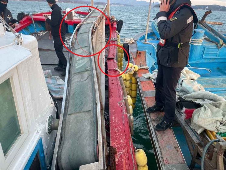 경남 사천시 서포면 비토리 인근 해상에서의 어선 간 충돌로 뱃머리 일부가 파손됐다. [사진제공=사천해양경찰서]
