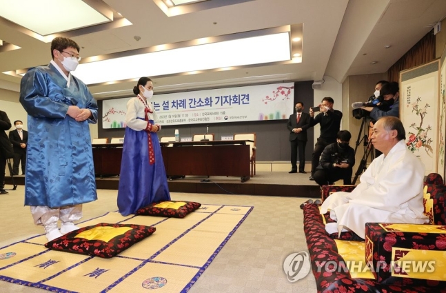 16일 오전 서울 중구 프레스센터에서 열린 '함께하는 설 차례 간소화 기자회견'에서 참석자들이 올바른 세배법을 시연하고 있다. / 사진=연합뉴스