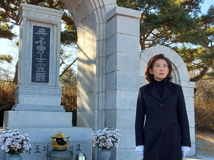 이승만·박정희·김영삼 묘역 찾은 나경원…"영원히 사는 정치 할 것"