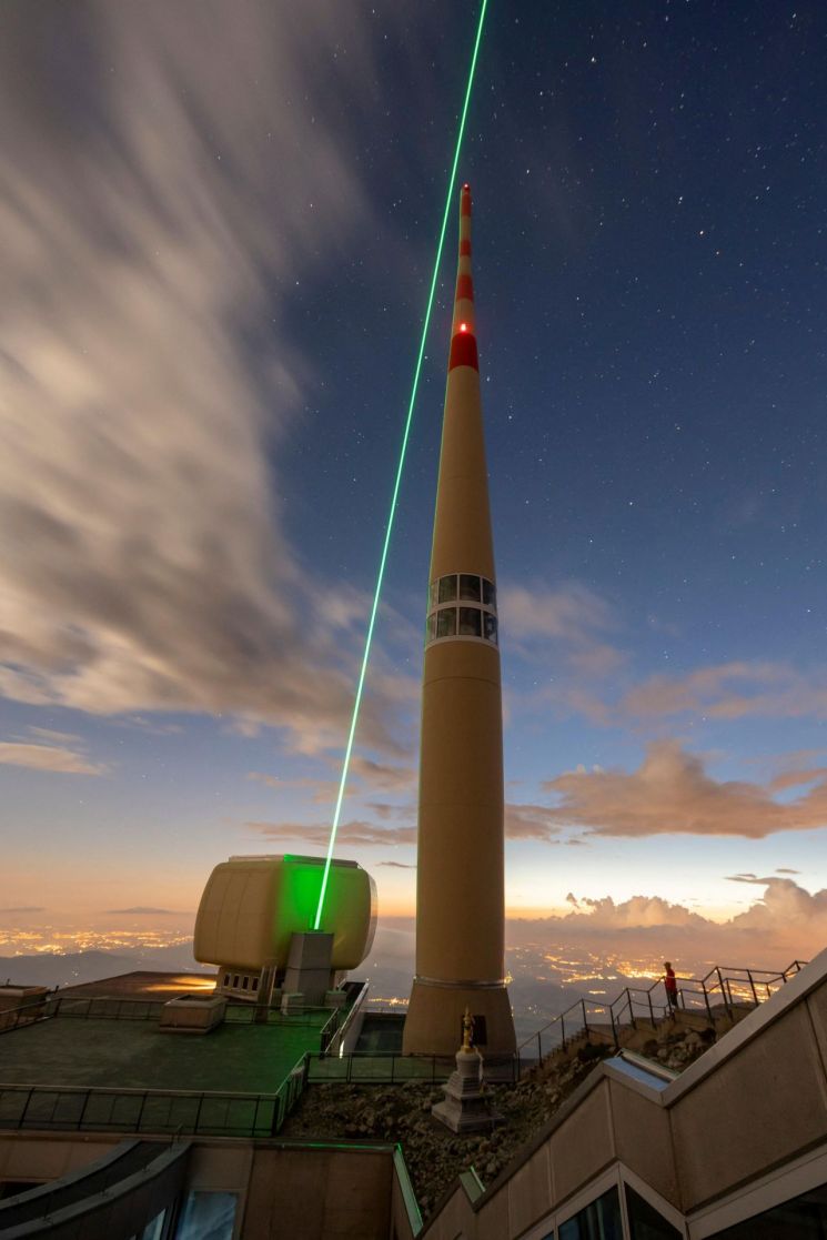 지난해 7월 스위스 알프스 산맥 젠티스 봉우리의 '스위스콤(Swisscom)' 송신탑에서 실시된 '레이저 피뢰침(LLR)' 실전 실험 당시 레이저 발사장치의 모습. [이미지출처=로이터·연합뉴스]