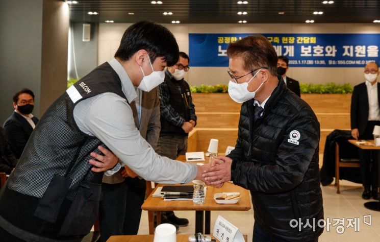 [포토]참석자들과 인사하는 이정식 장관