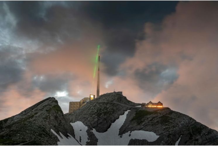 지난해 7월 스위스 알프스 산맥 젠티스 봉우리의 '스위스콤(Swisscom)' 송신탑에서 실시된 '레이저 피뢰침(LLR)' 실전 실험 모습.[이미지출처=독일 레이저 제조사 트럼프(Trumpf)]