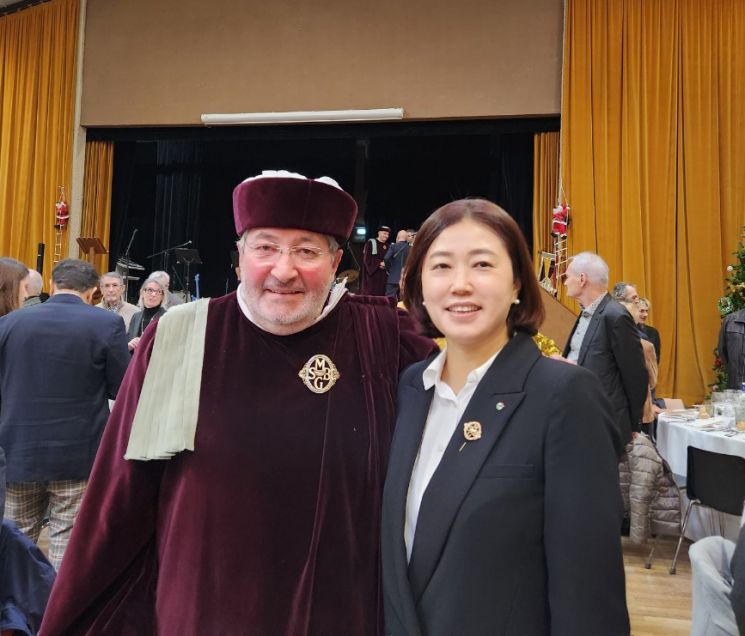 김유미 GS리테일 와인 전문 MD(오른쪽)가 보르도 와인협회 관계자와 기념촬영을 하고 있다.