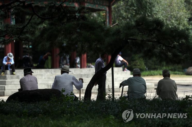 서울 종로구 탑골공원을 찾은 노인들이 휴식을 취하는 모습 / 사진=연합뉴스