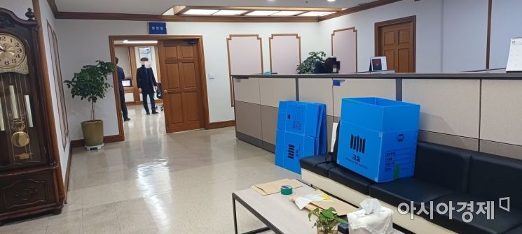 검찰이 18일 오전 9시께 서울경찰청장실을 압수수색하고 있다./사진= 고형광 기자 kohk0101@