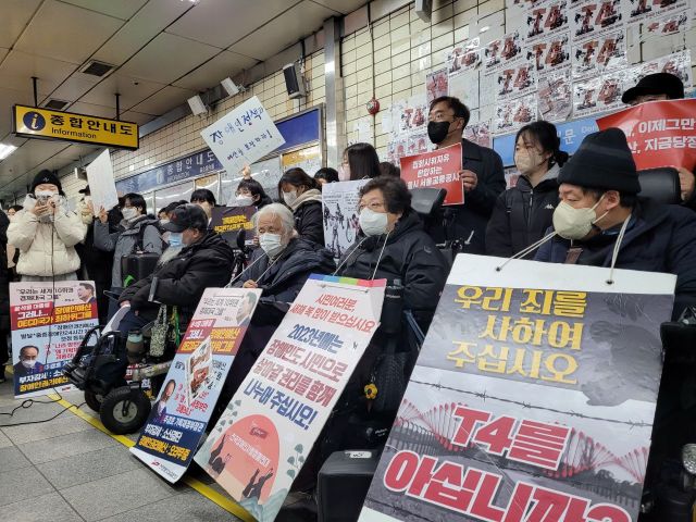 전국장애인차별철폐연대는 18일 오전 8시께 서울 지하철 혜화역에서 '서울시의 전장연 면담 참여 제안에 대한 입장 발표 기자회견'을 진행했다. /사진=공병선 기자 mydillon@