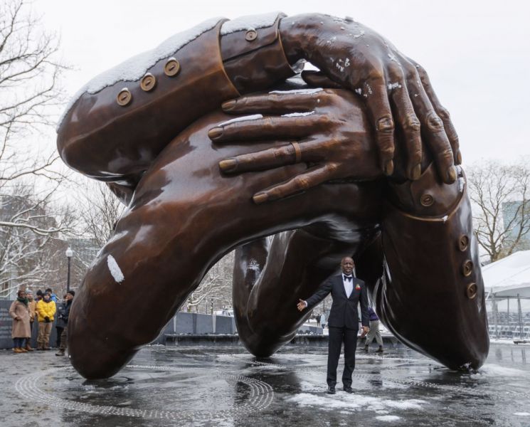 마틴 루서 킹을 추모하기 위해 미국 보스턴공원에 설치된 청동 조형물 '포옹'. [사진출처=EPA·연합뉴스]