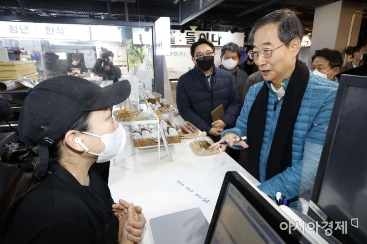 [포토] 청년몰 방문한 한덕수 총리