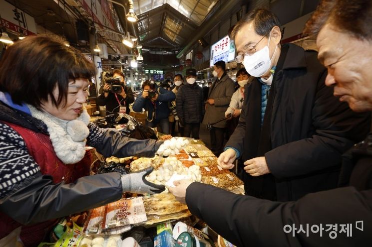 [포토] 경동시장 찾아 물품 구매하는 한덕수 총리