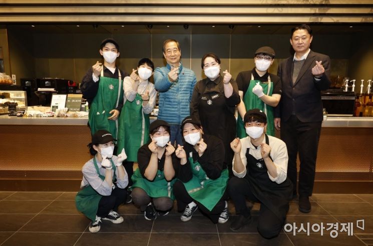 한덕수 국무총리가 18일 설 명절 대비 민생현장 방문을 위해 서울 동대문구 스타벅스 경동 1960점에서 손정현 스타벅스 코리아 사장을 비롯한 직원들과 기념촬영을 하고 있다. 사진=김현민 기자 kimhyun81@