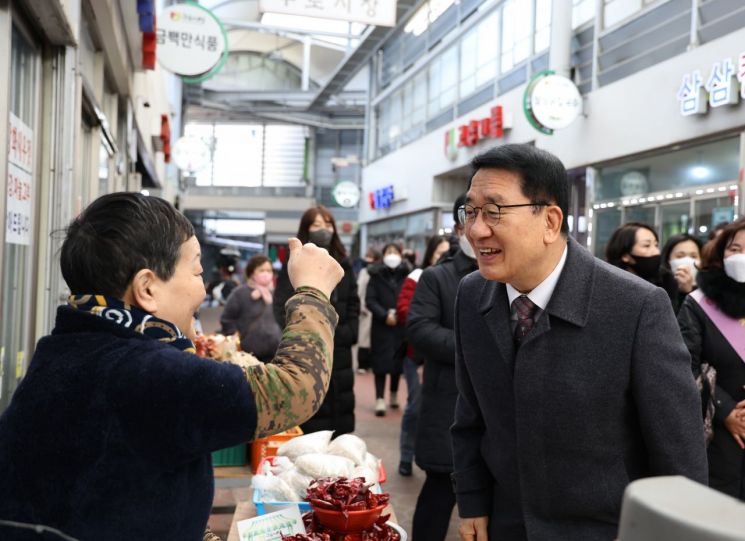 류경기 중랑구청장, 설맞이 지역 전통시장 방문
