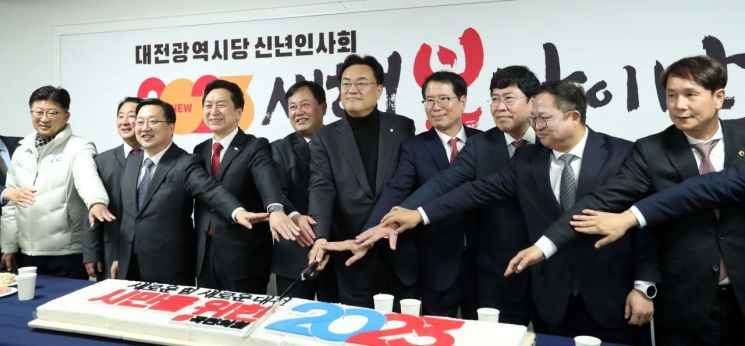 정진석 국민의힘 비대위원장과 당권주자, 이장우 대전시장 등이 18일 대전 중구 시당 사무실에서 열린 신년 인사회에 함께 떡을 자르고 있다. (사진 출처=연합뉴스)