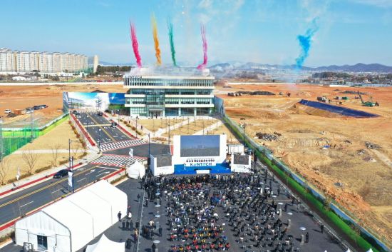 폭죽 터지는 한국에너지공과대학교 (나주=연합뉴스) 조남수 기자 = 지난 3월 2일 오전 전남 나주 한국에너지공과대학교에서 열린 입학식 및 비전 선포식에서 폭죽이 터지고 있다. 이날 첫 신입생을 맞이한 한국에너지공과대학은 세계 최초의 에너지 특화 연구·창업 중심 대학으로 학부 400명(학년당 100명), 대학원생 600명 규모의 소수 정예대학으로 운영된다. [공동취재] 2022.3.2 iso64@yna.co.kr (끝) ＜저작권자(c) 연합뉴스, 무단 전재-재배포 금지＞