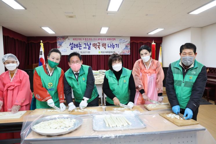 이기재 양천구청장, 설 맞아 취약계층 위한 만두 빚기 동참
