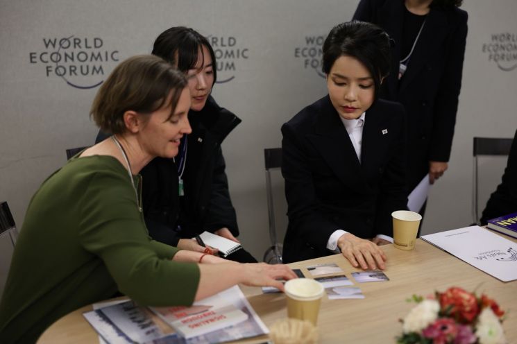 김건희 여사, 다보스서 "예술가는 세상 바꾸는 혁명가"