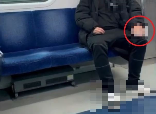 지하철에서 승객들 만류에도 흡연…한국 맞습니다