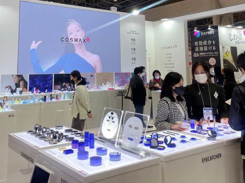 이달 11~13일 일본 도쿄에서 열린 ‘코스메위크 도쿄 2023’에 마련된 코스맥스 부스를 업계 관계자들이 살펴보고 있다. 사진=코스맥스