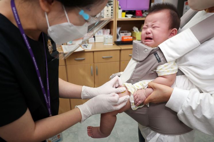 한 아이가 백신을 접종받고 있다
