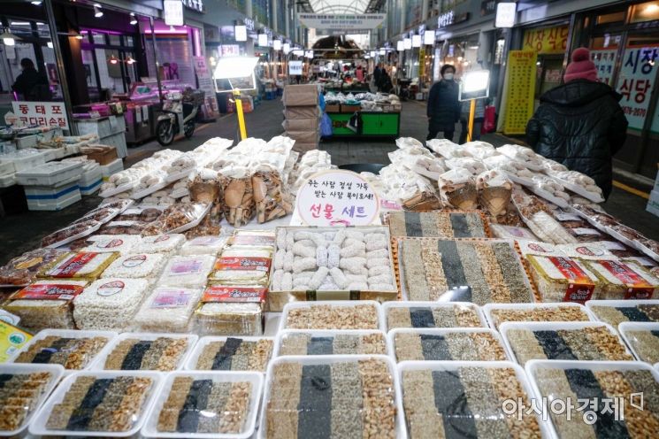 설 명절을 사흘 앞둔 19일 서울 영등포전통시장에서 한과 선물세트를 판매하고 있다. 사진=강진형 기자aymsdream@