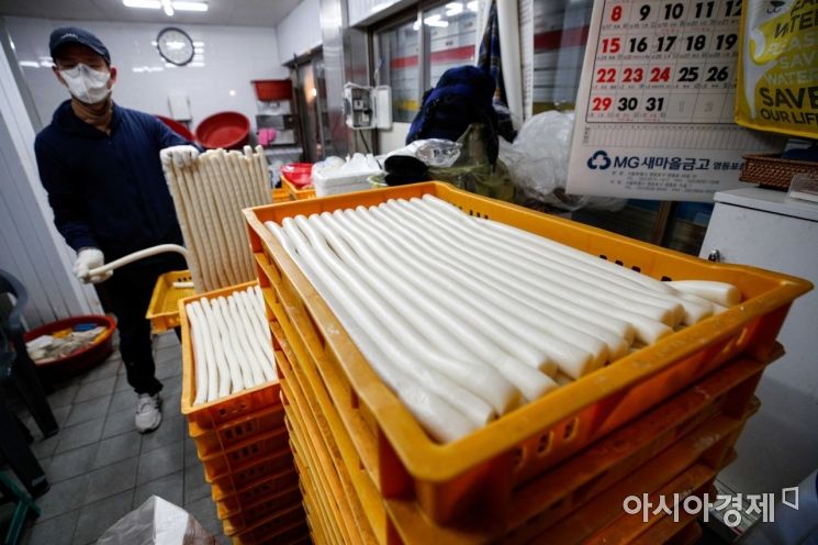 설 명절을 사흘 앞둔 19일 서울 영등포전통시장에서 상인이 가래떡을 만들고 있다. 사진=강진형 기자aymsdream@