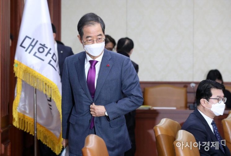 [포토] 국정현안관계장관회의 들어서는 한덕수 총리