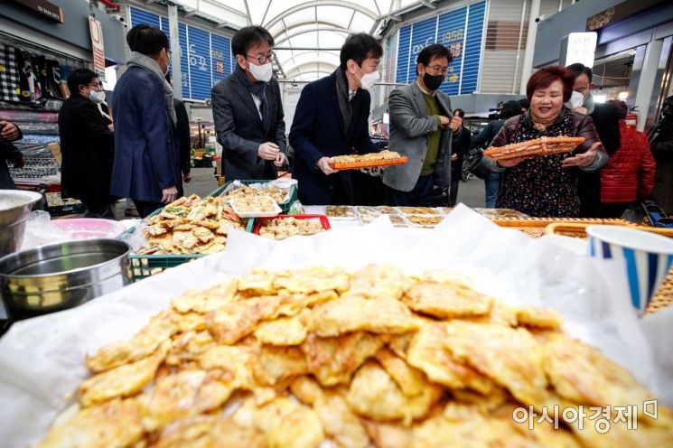 [포토]영등포전통시장 찾은 이복현 금융감독원장