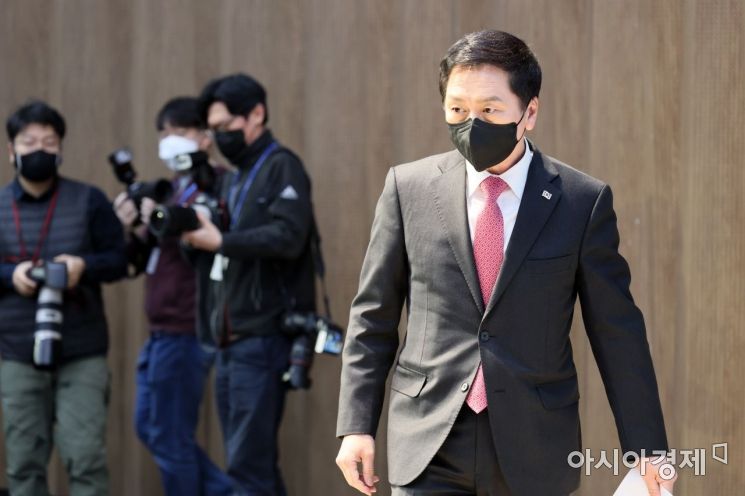 [포토] 회견장 들어서는 김기현 의원