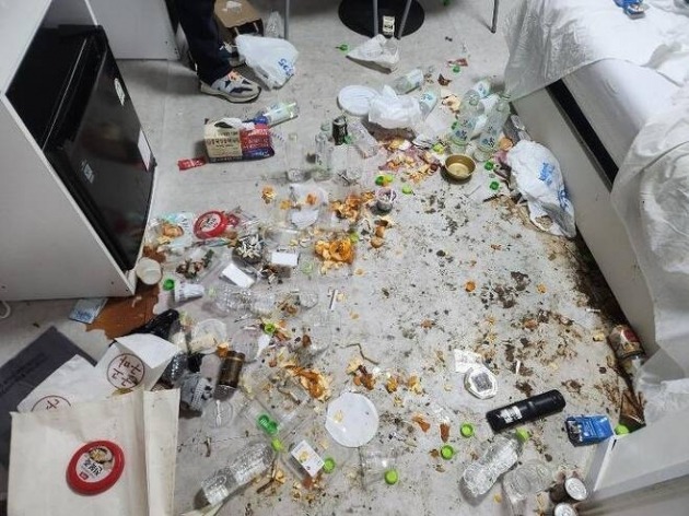 한 손님이 모텔을 찾았다가 쓰레기장으로 만들어 놓고 사라져 업주가 분통을 터뜨리고 있다. [사진출처=보배드림 캡처]