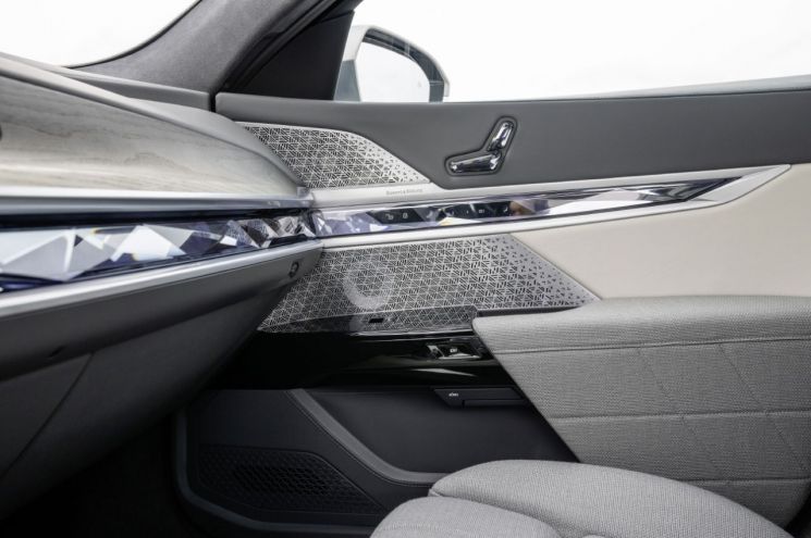 BMW 신형 7시리즈에는 바워스앤윌킨스의 다이아몬드 서라운드 시스템이 적용됐다.＜사진제공:BMW코리아＞
