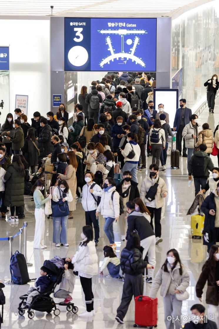 [포토]여행객들로 붐비는 인천공항 제1여객터미널