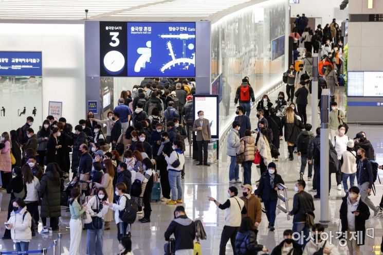 [포토]설 명절 연휴 앞두고 여행객들로 붐비는 인천공항